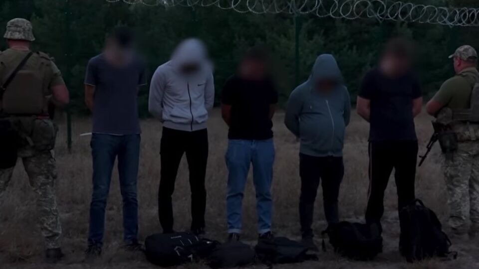 Мужчины планировали идти по заминированной местности