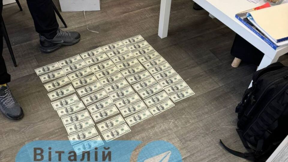 За даними Глаголи, правоохоронці виявили в міськраді $5 тис.
