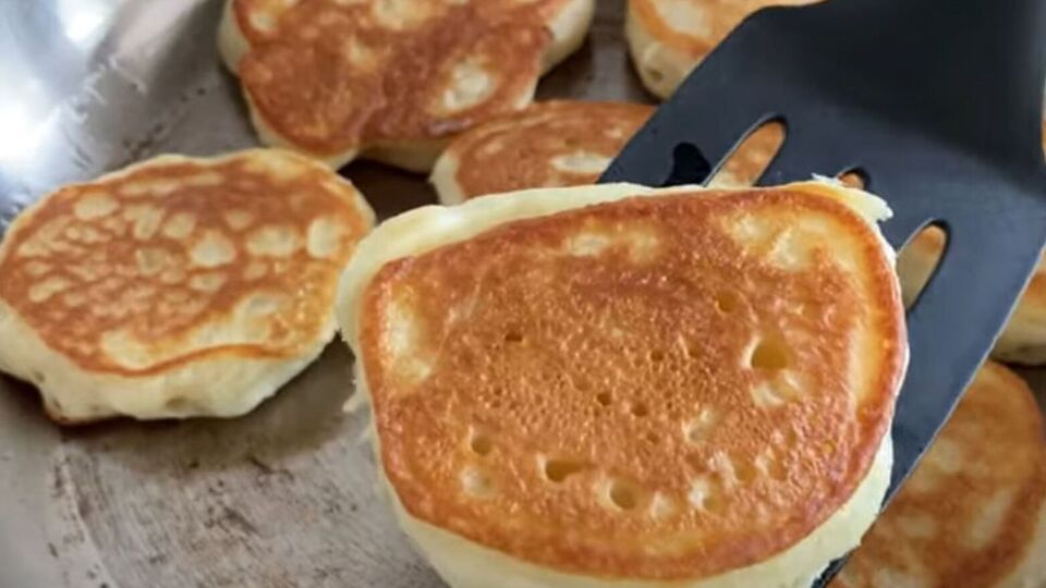Крышкой накрывать сковороду во время приготовления оладий не нужно