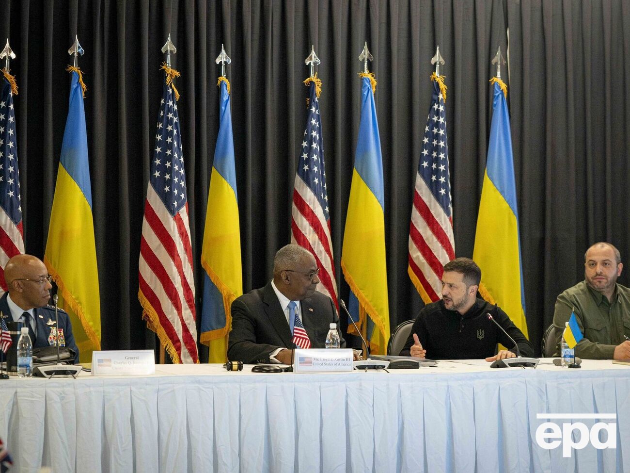 Остін відповів на заклики України надати дозвіл на удари західною зброєю вглиб РФ. На фото він із Зеленським на 24-му "Рамштайні"