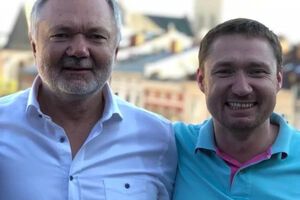 Зіновій Козицький (ліворуч) купив базу відпочинку вже з відремонтованою дорогою, стверджує його син