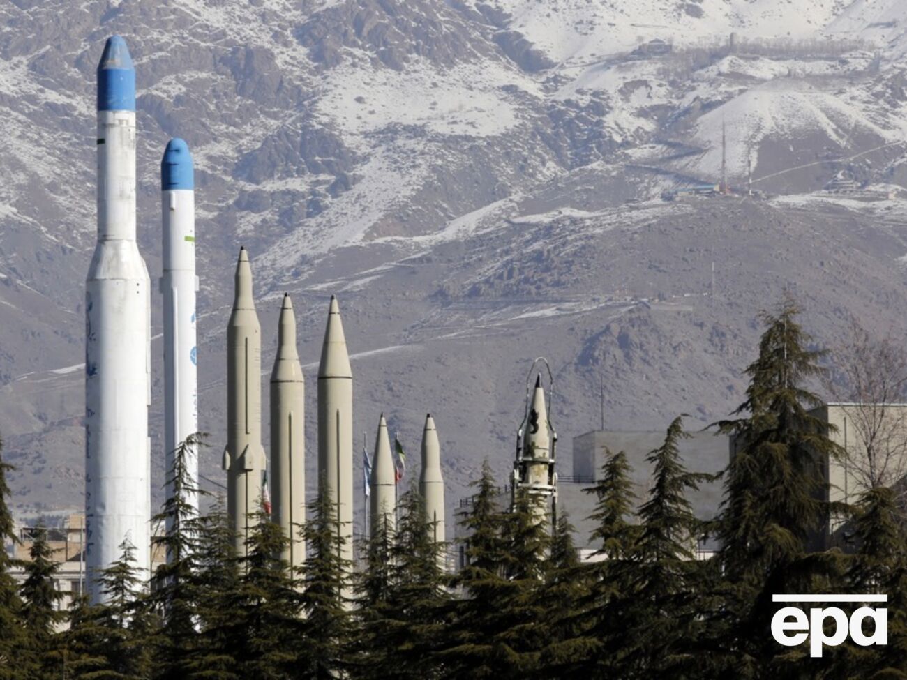 Иранские ракеты дальнего радиуса действия на выставке в Тегеране в 2023 году. The Times пишет, что РФ получила от Ирана не менее 200 ракет Fath-300