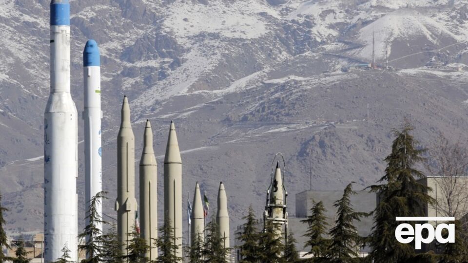 Іранські ракети дальнього радіуса дії на виставці в Тегерані у 2023 році. The Times пише, що РФ отримала від Ірану щонайменше 200 ракет Fath-300