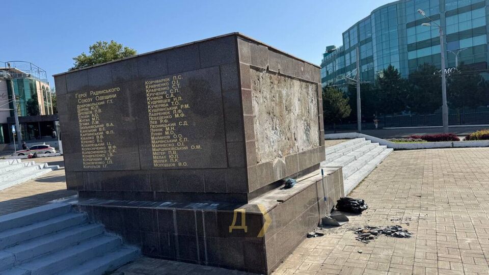 Зображення Леніна на пам'ятнику підпадає під заборону радянської символіки