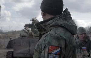 Фильм рассказывает об оккупантах как о "простых россиянах", которыми "манипулируют из-за больших политических игр", пишут критики