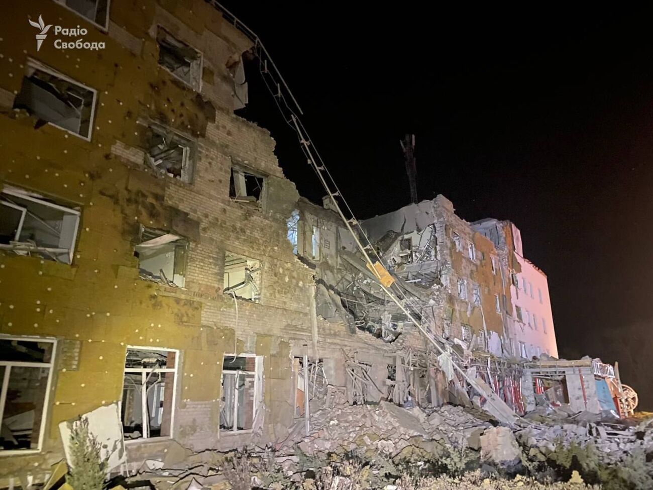 Здание гостиницы частично разрушено