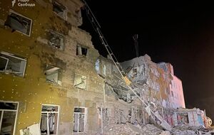 Здание гостиницы частично разрушено