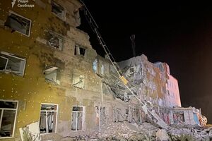 Здание гостиницы частично разрушено