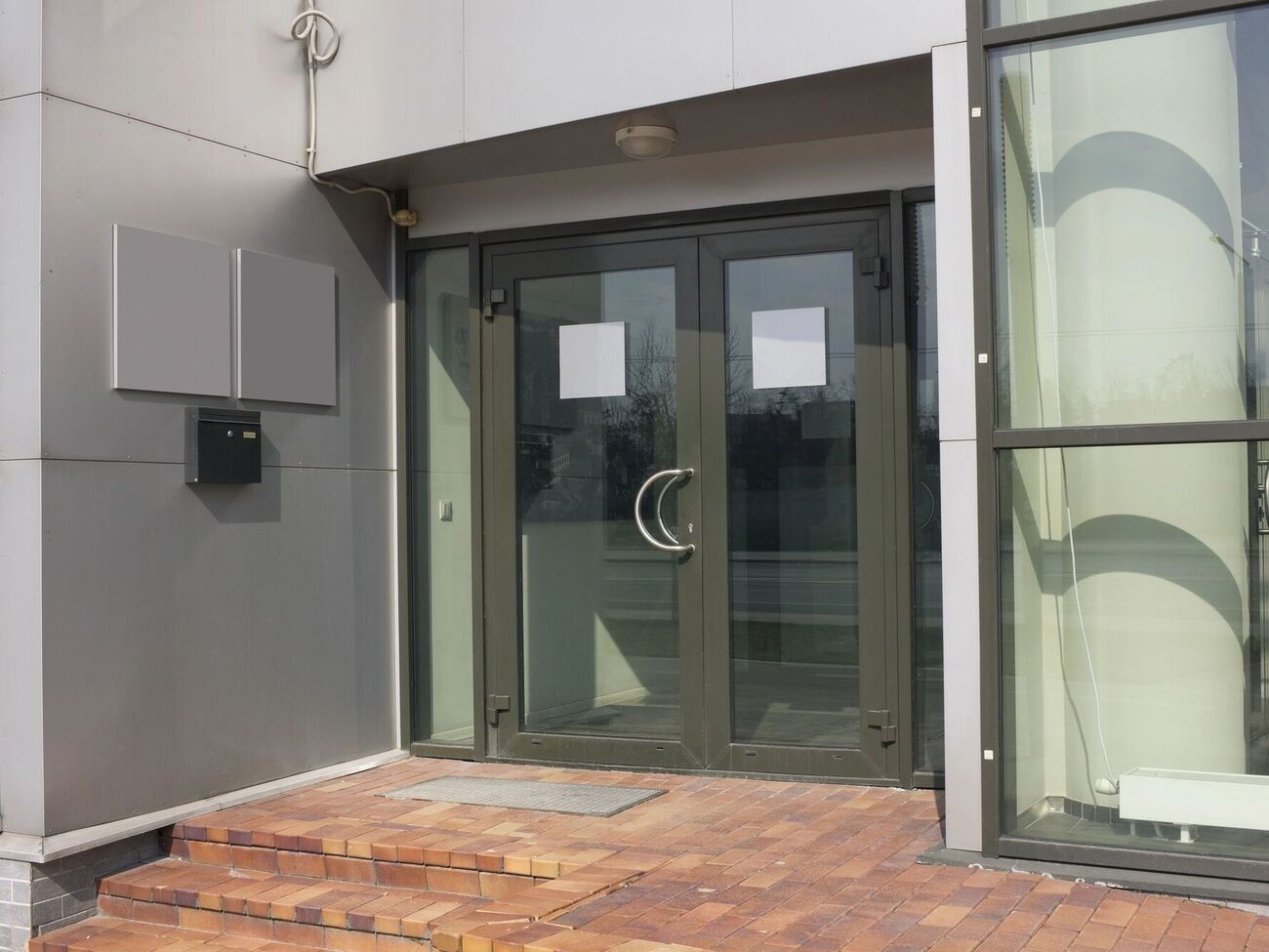 Мужчина, применив физическую силу, разбил стеклопакет входной двери помещения военкомата, рассказали в Тернопольском областном ТЦК и СП