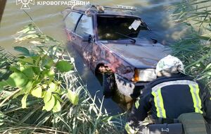 Из водоема машину вытаскивали лебедкой