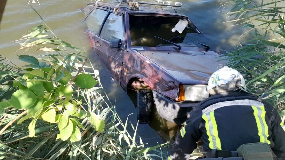 Из водоема машину вытаскивали лебедкой