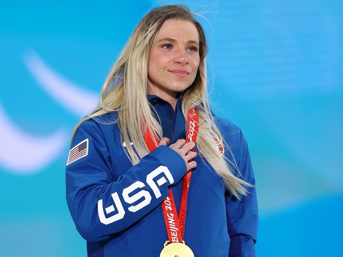 По словам Мастерс, ей сказали скрыть наклейку перед стартом