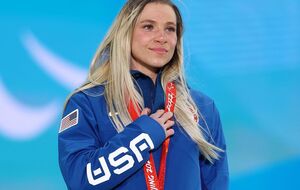 По словам Мастерс, ей сказали скрыть наклейку перед стартом