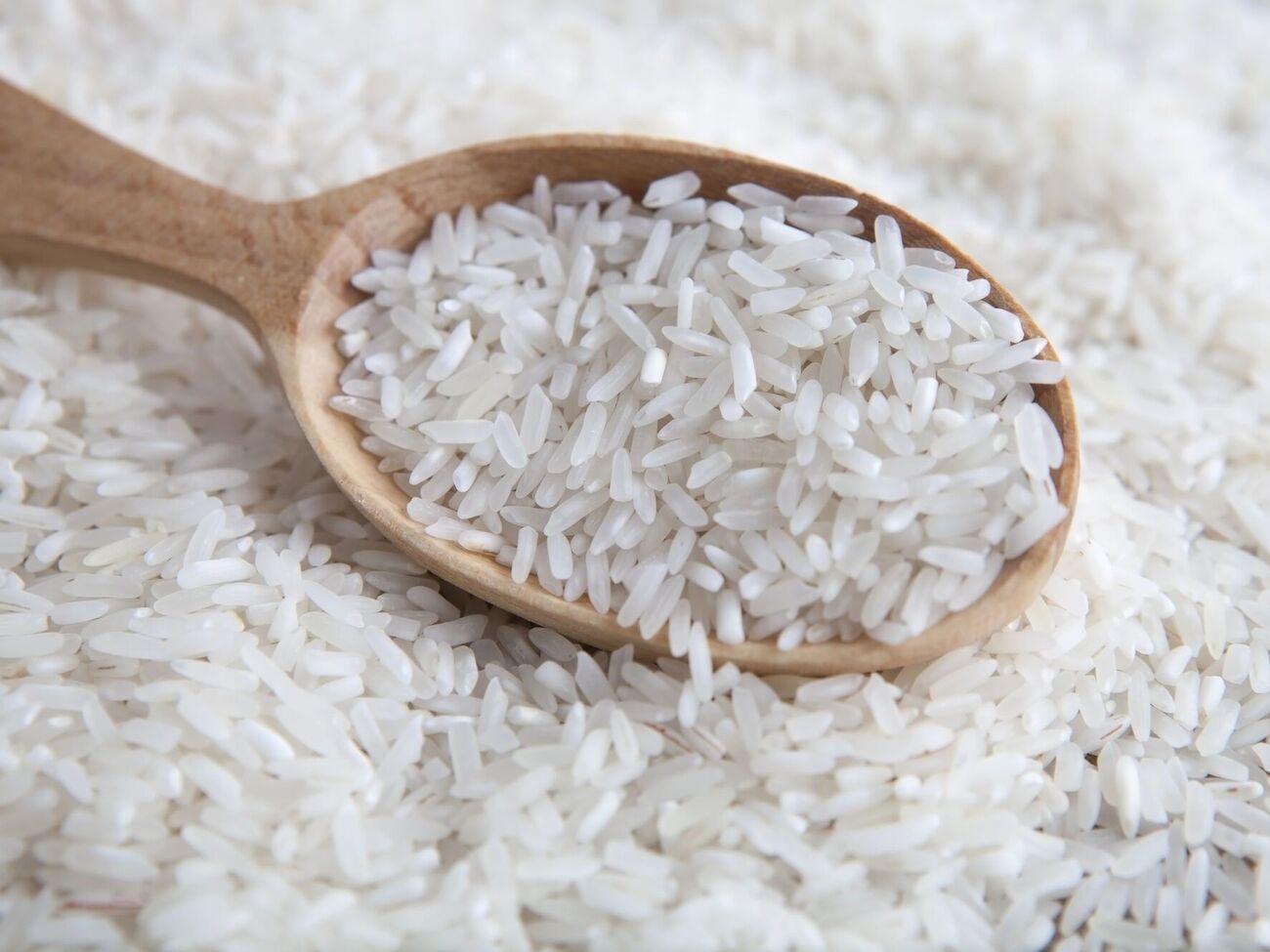 Перед тем как обжарить рис, промойте его под холодной водой, чтобы удалить лишний крахмал