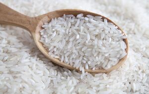 Перед тем как обжарить рис, промойте его под холодной водой, чтобы удалить лишний крахмал