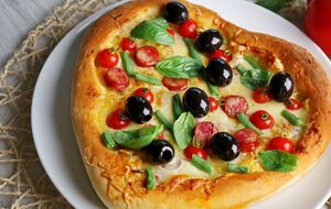 Благодаря обычному майонезу тесто на пиццу получается пышным