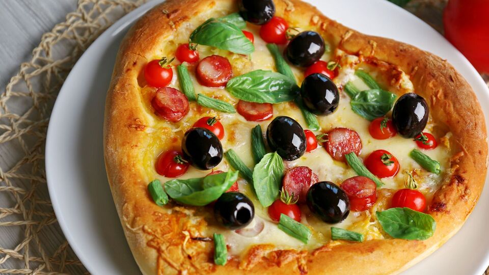 Благодаря обычному майонезу тесто на пиццу получается пышным