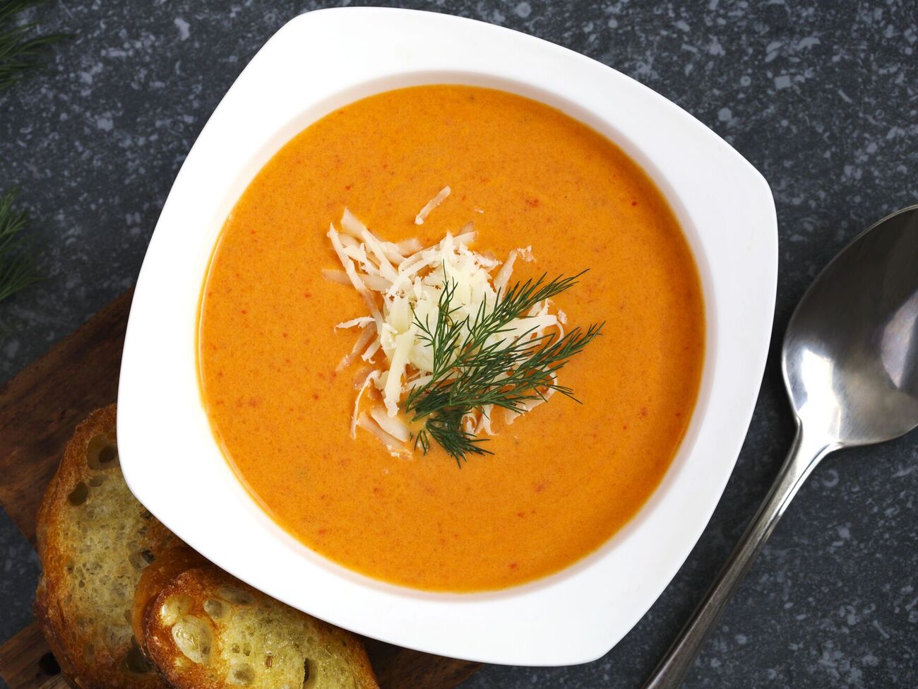 Деякі інгредієнти для супу перебивають блендером до консистенції пюре