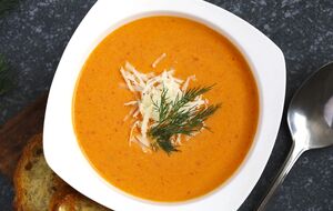 Деякі інгредієнти для супу перебивають блендером до консистенції пюре