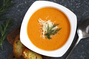 Некоторые ингредиенты для супа перебиваются блендером до консистенции пюре