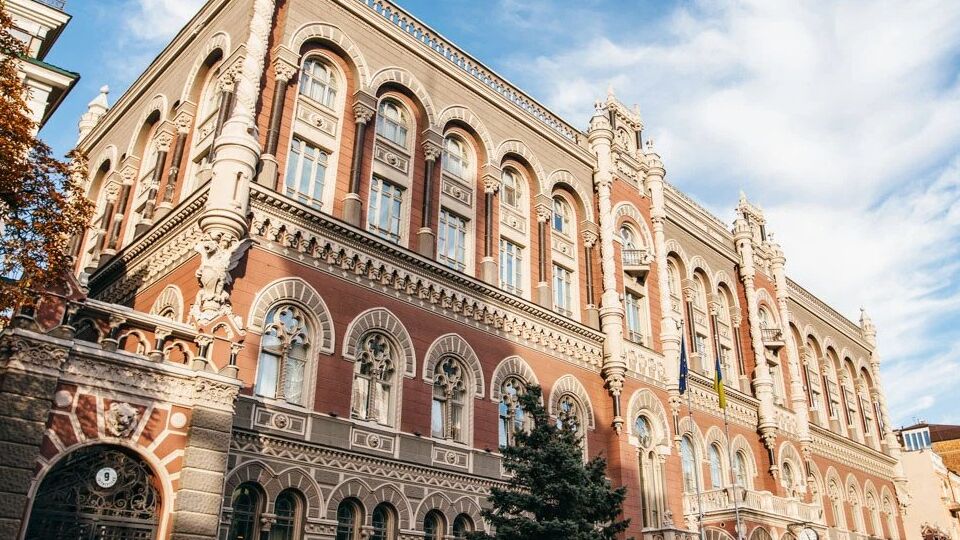Госпредприятия смогут покупать валюту и переводить ее в пользу нерезидентов