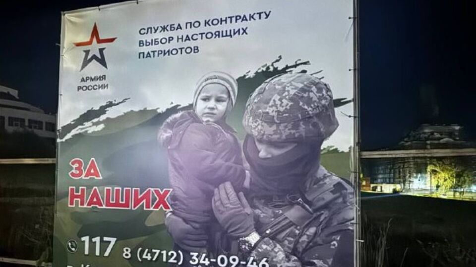 Россияне разместили фото украинского военного, сделанное во время эвакуации жителей Ирпеня