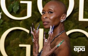 Майстриня розповіла, що Еріво хотіла, щоб її манікюр мав вигляд, ніби дорогоцінні камені виростають із нігтів