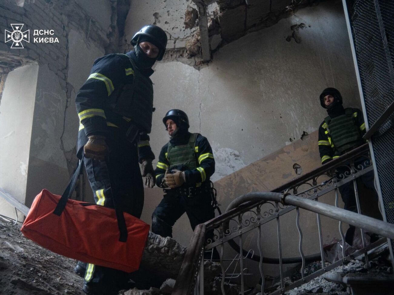 На месте падения обломков продолжается спасательная операция