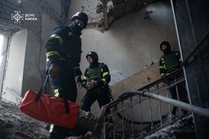 На месте падения обломков продолжается спасательная операция