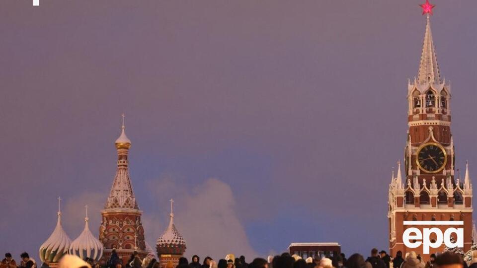 Московський кореспондент видання Sky News Івор Беннетт вважає, що метою бажання завершення переговорів Росії 9 травня є "подвійне святкування"