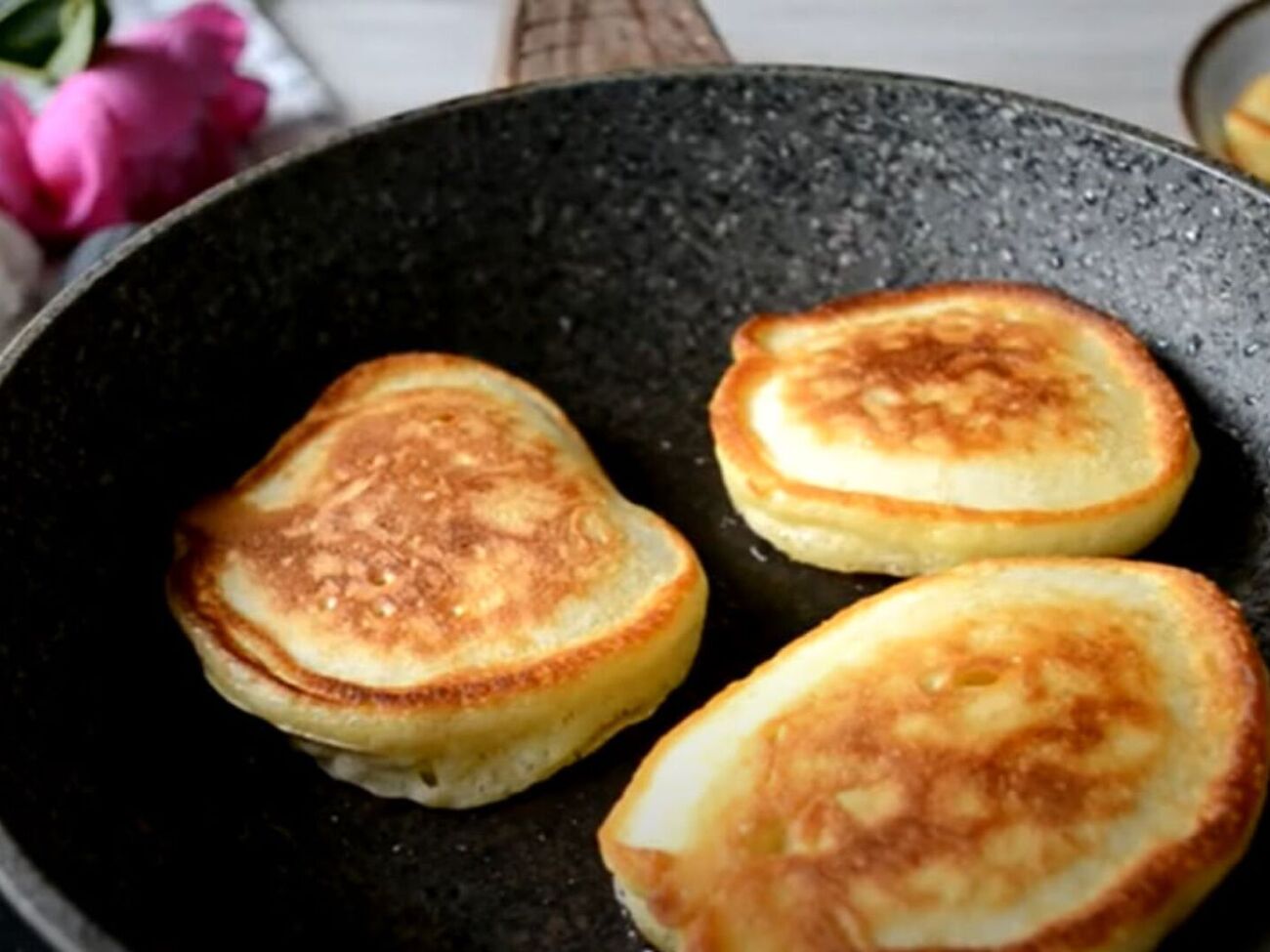 Обсмажте оладки із двох боків на сковороді з олією