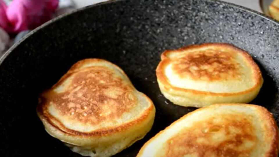 Обсмажте оладки із двох боків на сковороді з олією