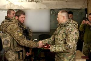 Сырский наградил военных с курского направления