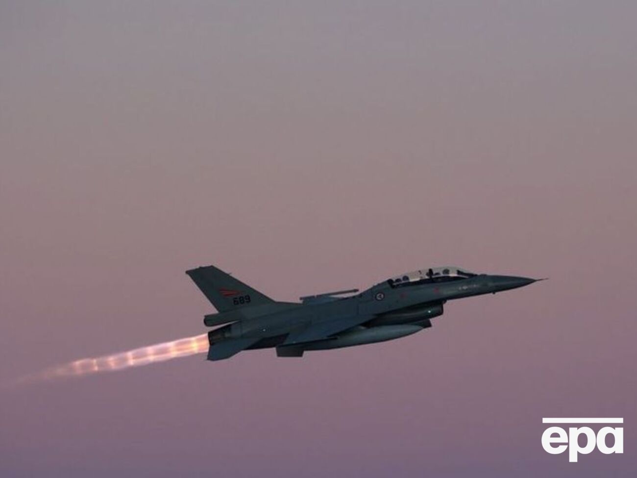 У Великобританії готують українських пілотів, які літатимуть на F-16