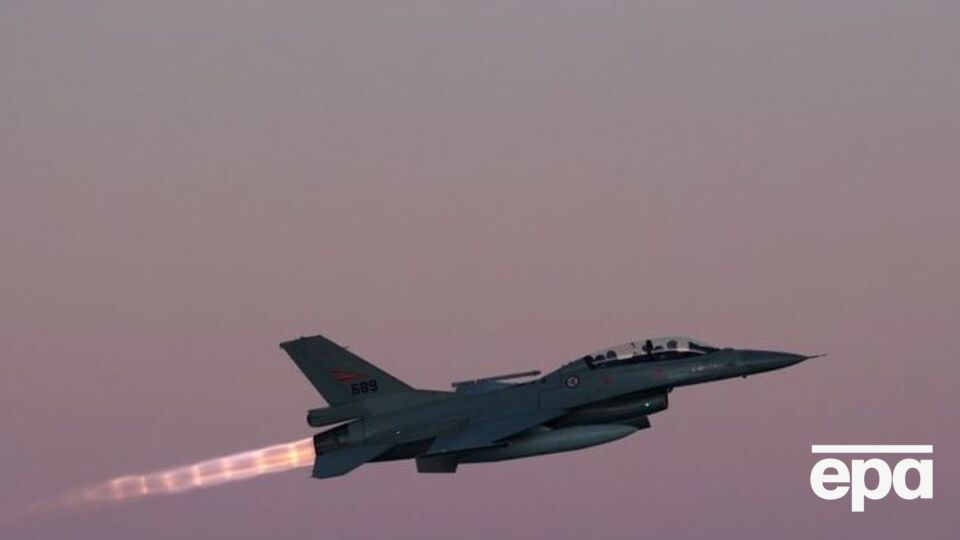 У Великобританії готують українських пілотів, які літатимуть на F-16