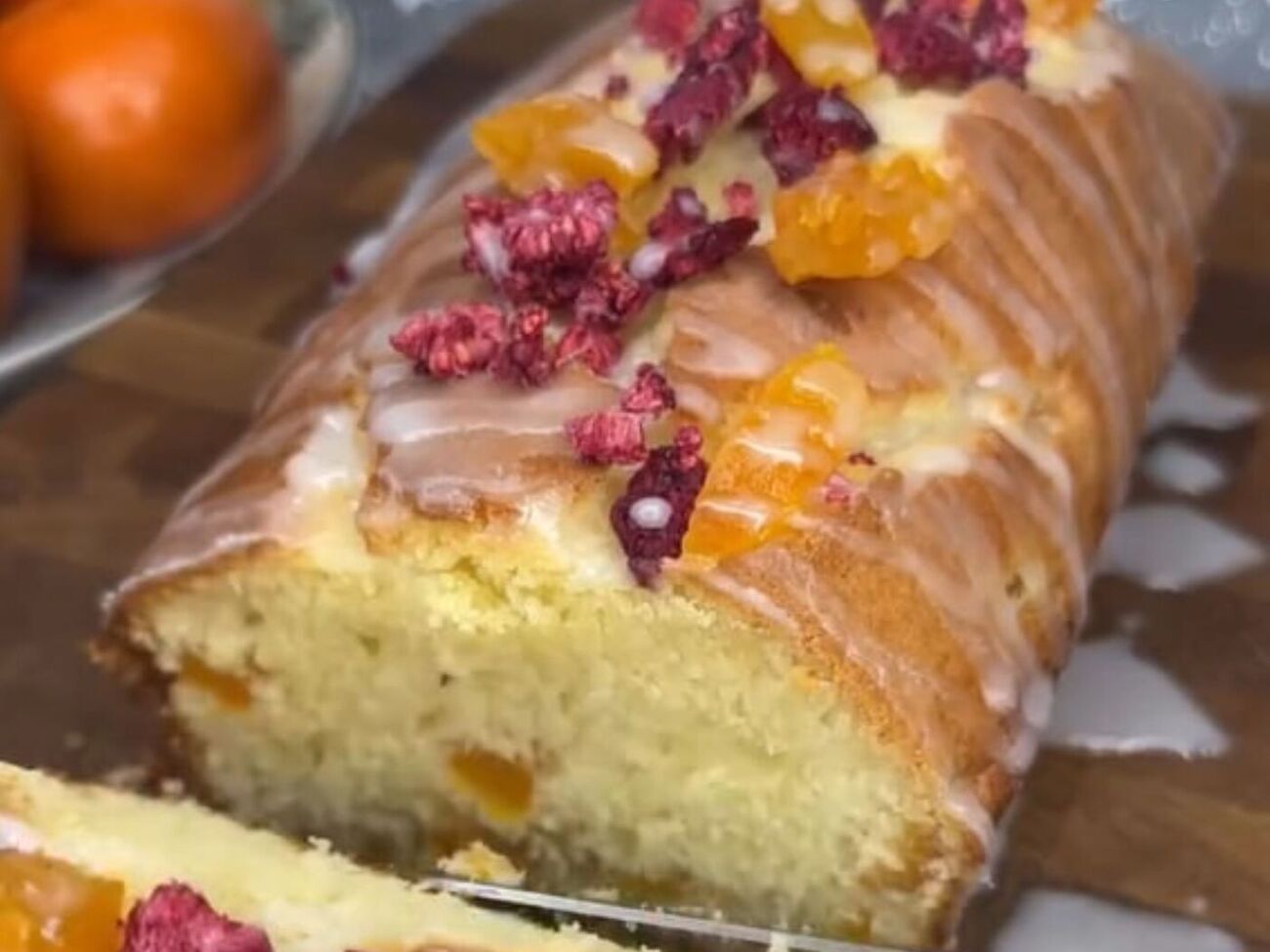 Выпекайте кекс 45 минут при 160 °C