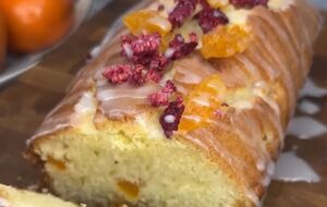 Выпекайте кекс 45 минут при 160 °C