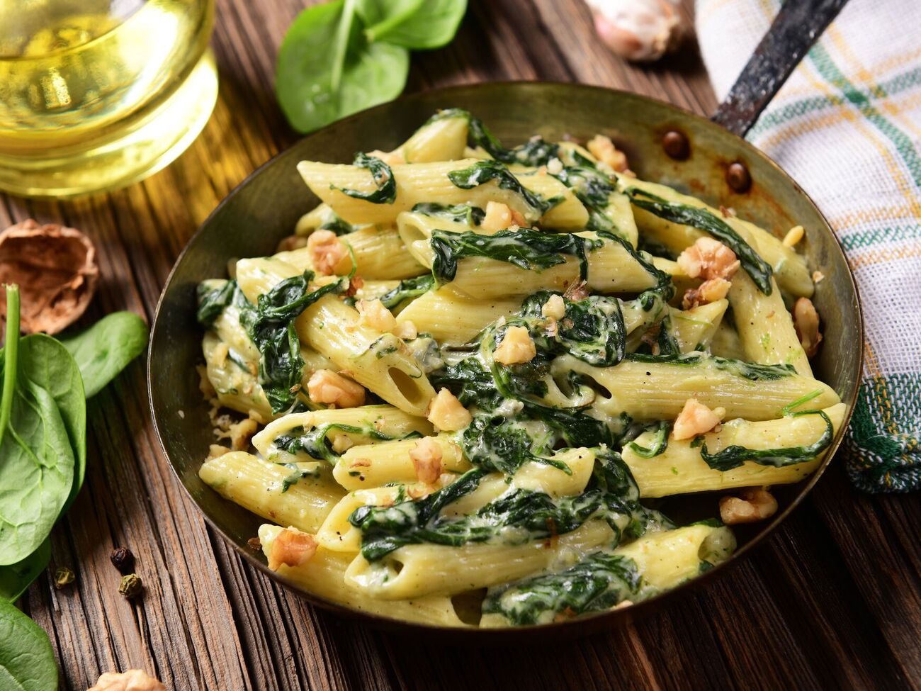 Шпинат і сир додають наприкінці приготування