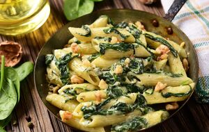 Шпинат і сир додають наприкінці приготування