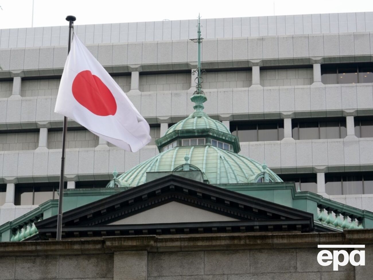 Под ограничения попали более 10 россиян, 29 организаций РФ и 31 иностранная компания. Также среди физических подсанкционных лиц есть гражданин КНДР