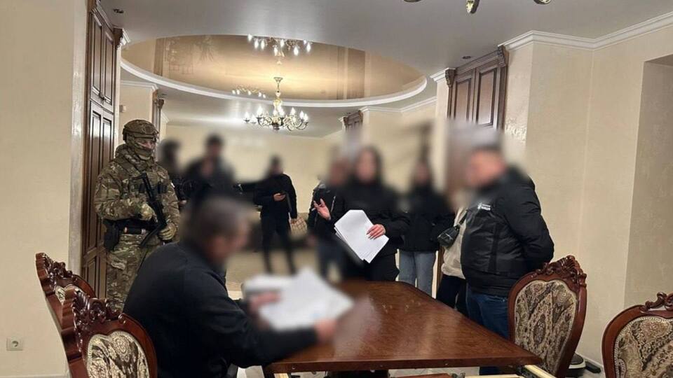 Силовики с утра проводят 600 одновременных обысков по всей Украине