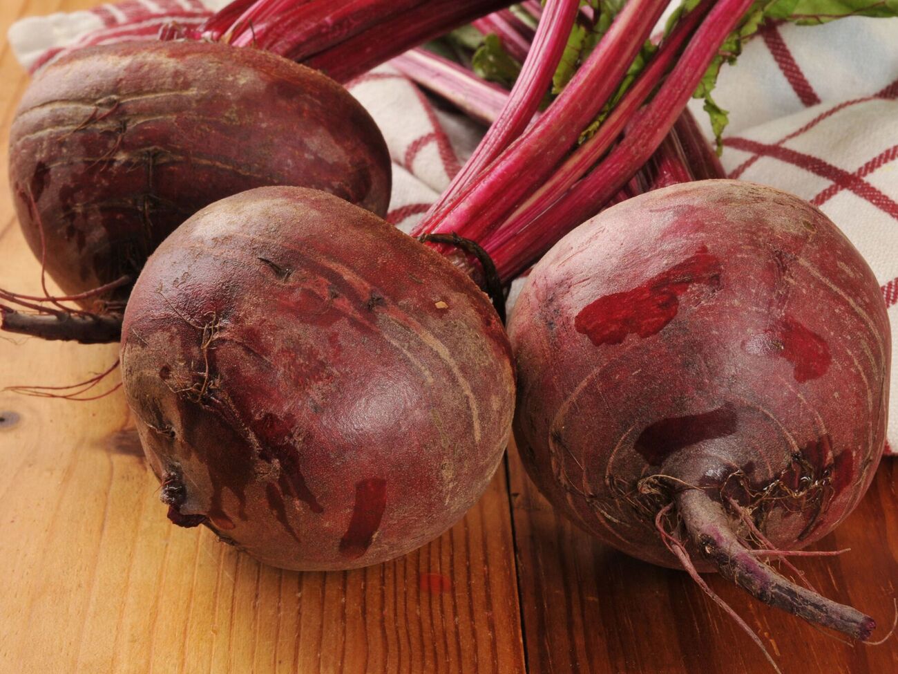 Хлебная корочка, брошенная в воду во время варки свеклы, позволяет убрать неприятный запах