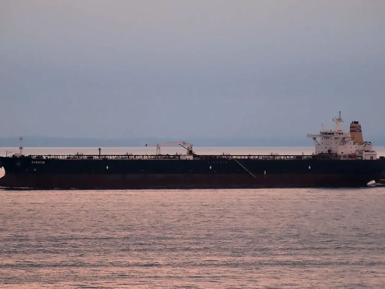 Танкер із нафтою втратив керування