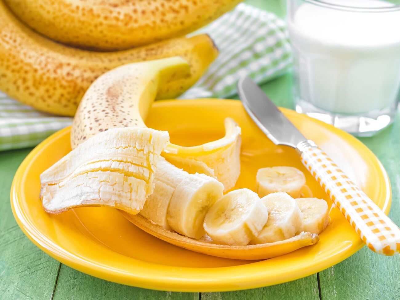 Для удобрения подойдут и мякоть, и кожура банана