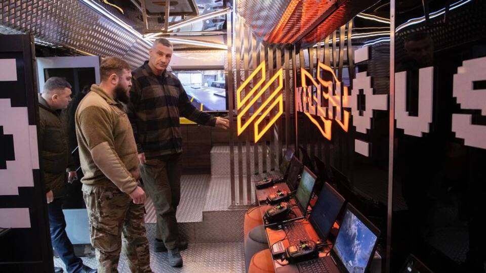 У Києві на базі автобуса зібрали мобільну школу для операторів дронів – Кличко передав її 3-й штурмовій бригаді
