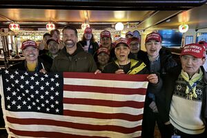 Жителі Нуука говорять, що помічники Трампа підкуповували місцевих безпритульних для агітматеріалів