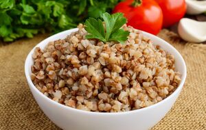 Якщо хочете зварити м'яку й однорідну кашу, крупу можна засипати у холодну воду