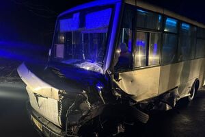 У Львівському районі автомобіль Peugeot 3008 зіштовхнувся з автобусом Mercedes-Benz, розповіли в поліції