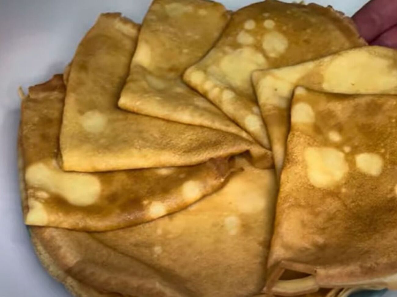 Обжарьте блины на раскаленной сковороде с обеих сторон до готовности