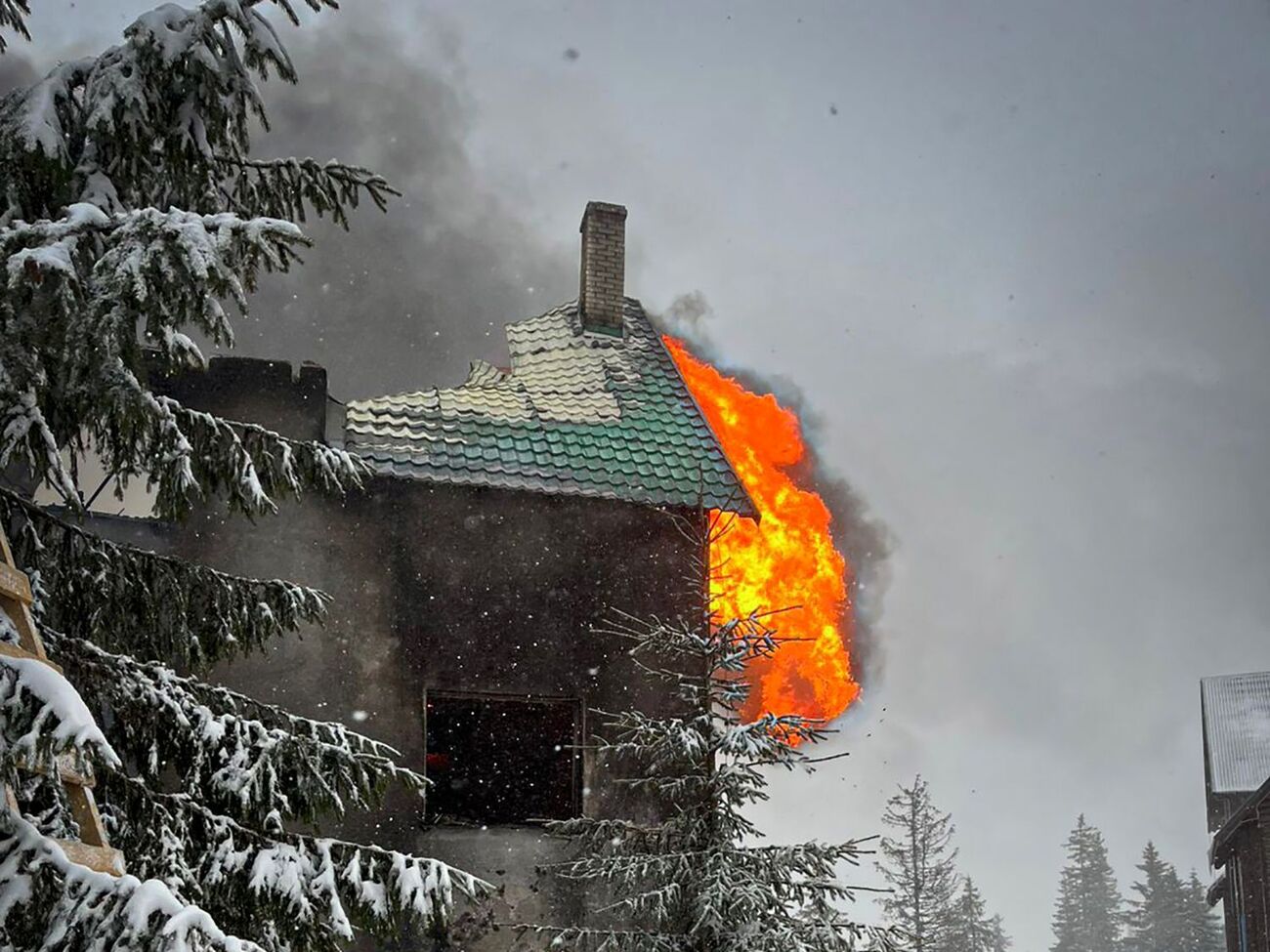 Сообщение о пожаре в отеле на территории Драгобрата в Раховском районе поступило днем 11 января, сообщили в ГСЧС